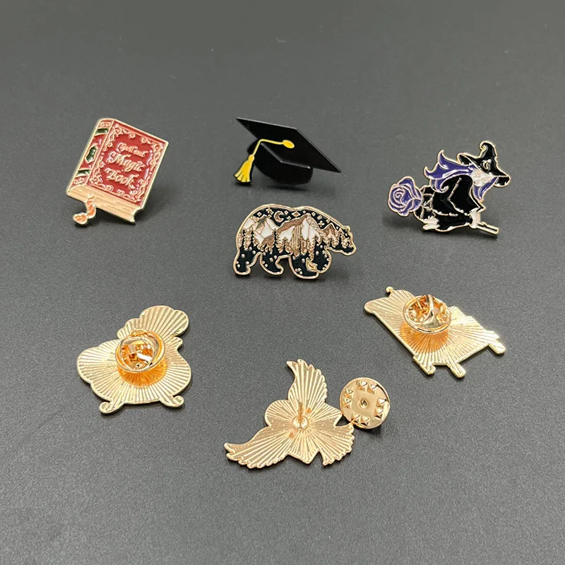 新しい映画グッズのブローチ、メタルバッジ、レトロなカレッジス - Anime Kingdom Merchandise のレビューと価格
